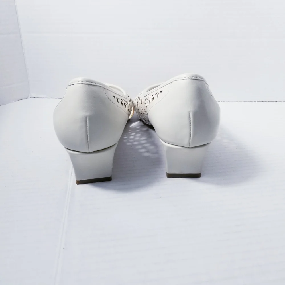 EASY STREET CREAMY WHITE HEELS SIZE 8.5 WIDE - Picture 8 of 15
